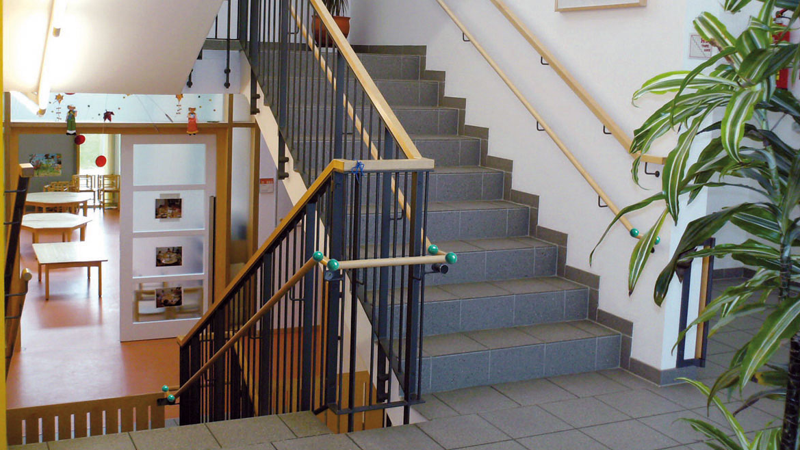 Treppe mit Geländer und beidseitigem Handlauf in zwei verschiedenen Höhen