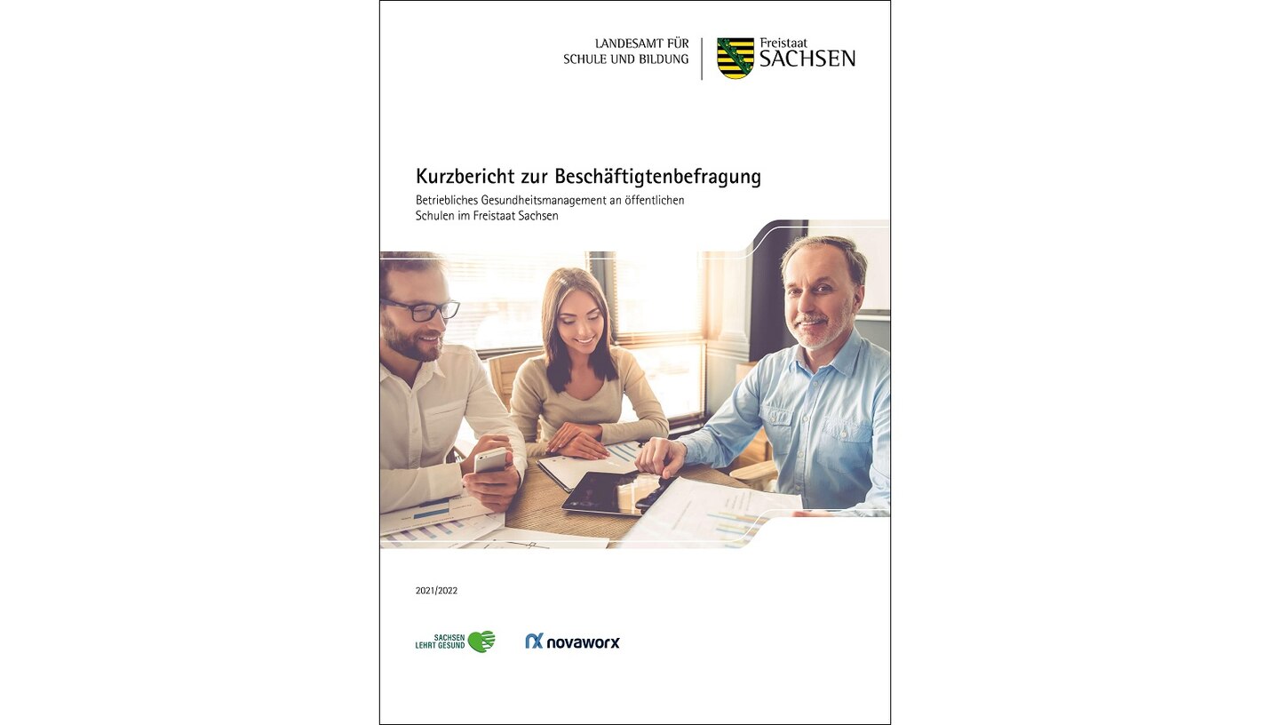 drei Personen sitzen Tisch und werten Unterlagen aus