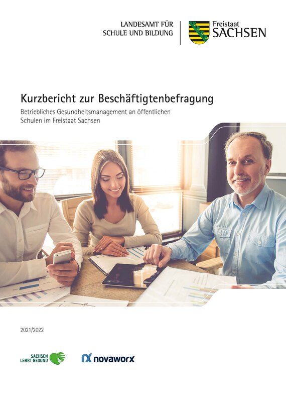 drei Personen sitzen Tisch und werten Unterlagen aus